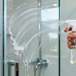 L'astuce pour éliminer les taches de calcaire sur la vitre de douche sans effort