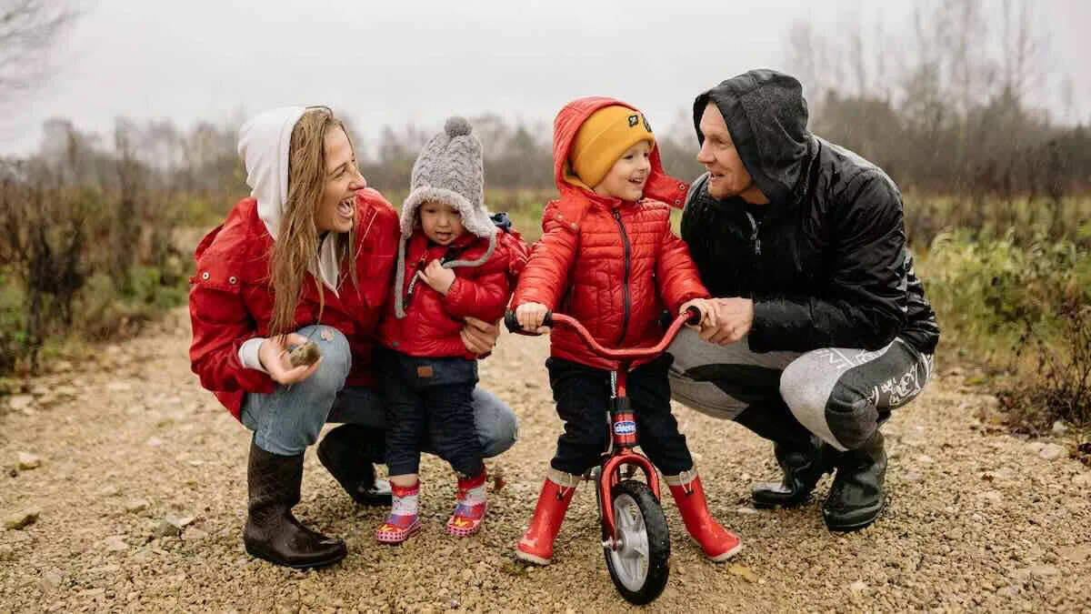 Les jeunes parents d’aujourd’hui ont abandonné la parentalité douce et font ceci à la place