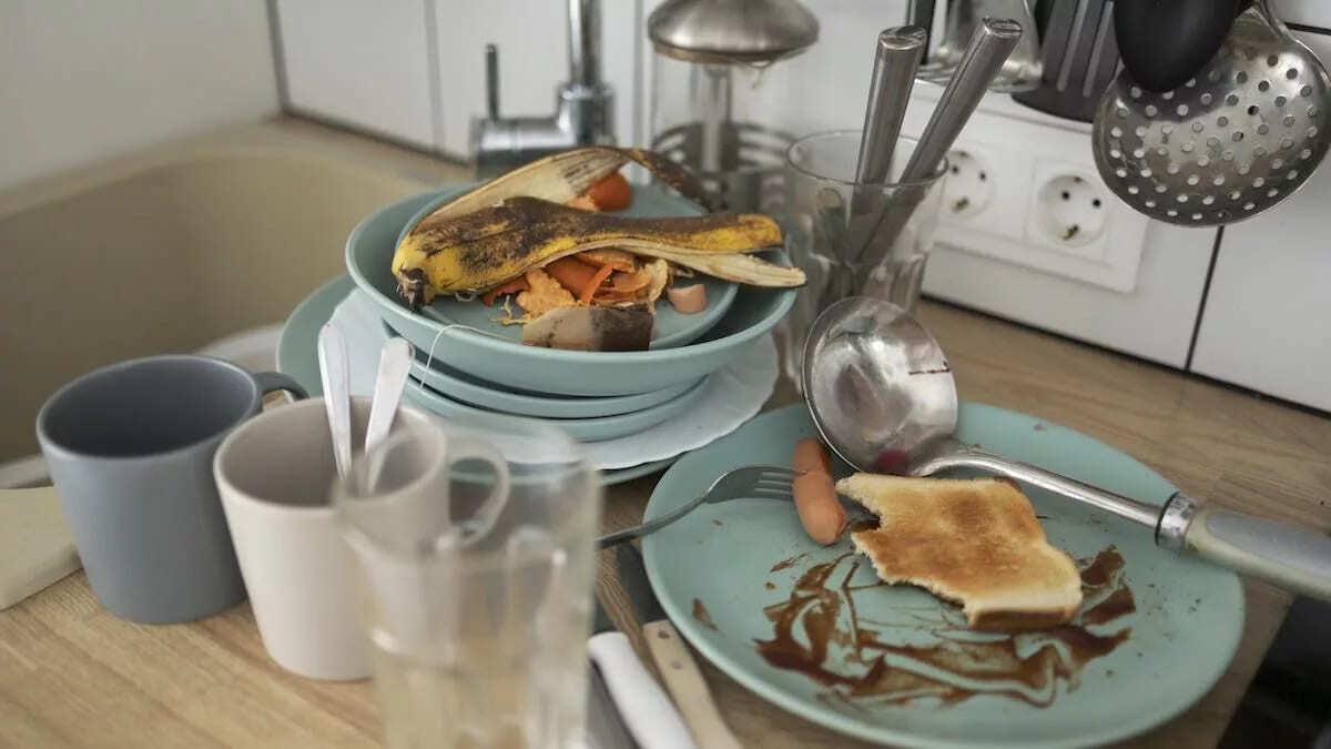 Celles et ceux qui laissent la vaisselle sale s’accumuler plutôt que de la laver tout de suite ont souvent ces 8 comportements