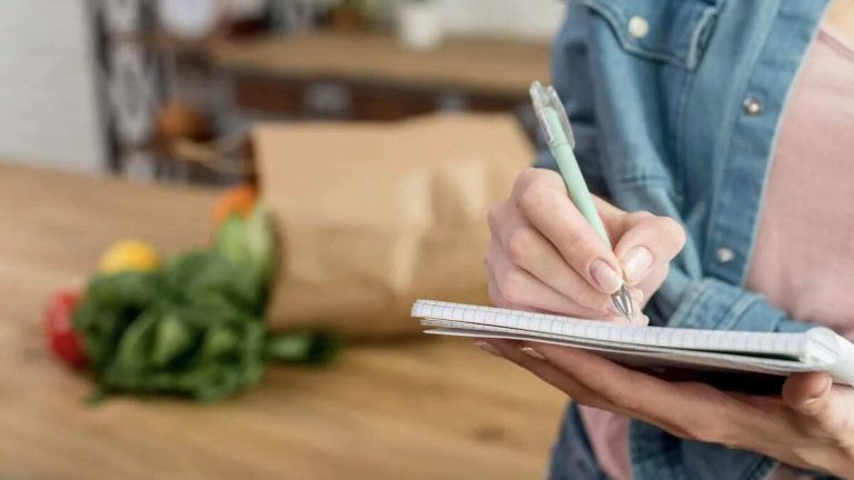 Celles et ceux qui rédigent encore leurs listes de courses à la main partagent souvent ces 11 atouts intemporels