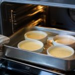 Cuire au bain-marie au four : la technique complète