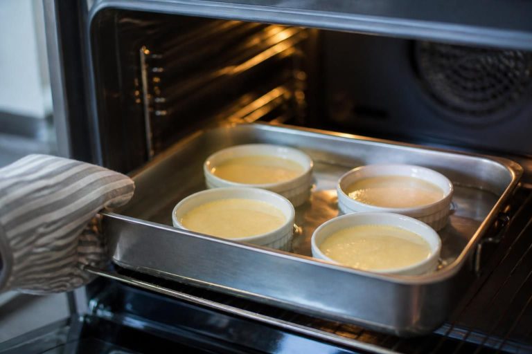 Cuire au bain-marie au four : la technique complète